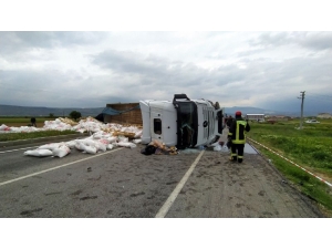 Denizli’de Hafif Ticari Araç Tıra Çarptı: 2 Yaralı