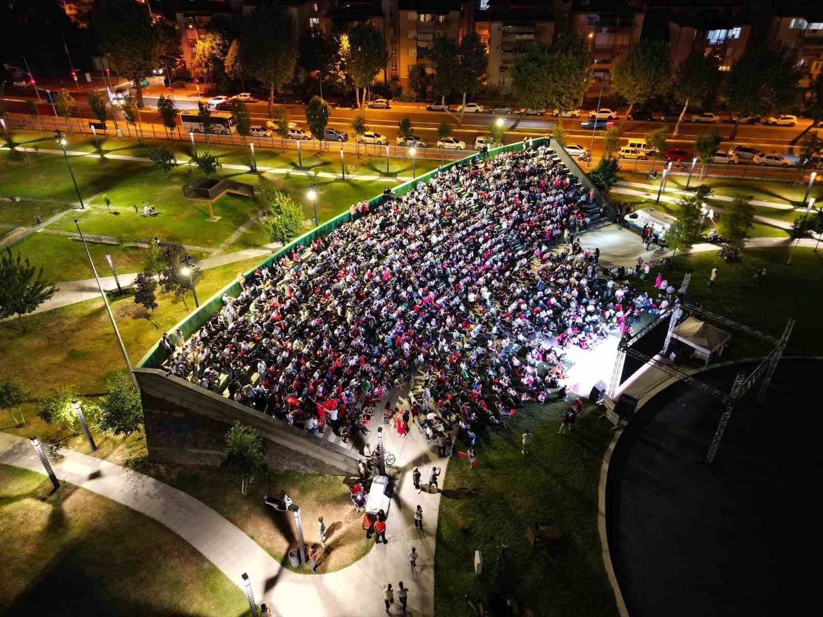 milli-heyecan-iki-noktada-yasanacak-buyuksehir-den-iki-dev-ekran