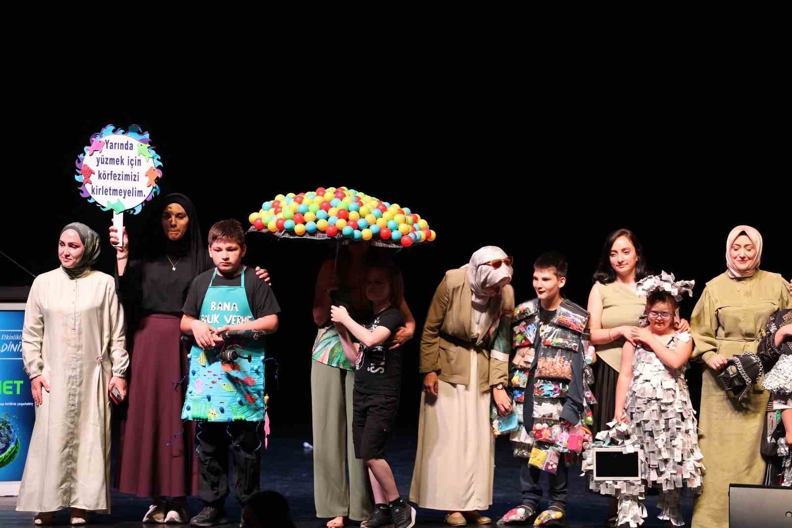 atiklar-defileyle-sahneye-tasindi-6-bin-600-kilogram-pil-geri-donusume-kazandirildi