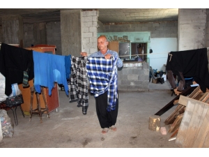 Yaşlı Adam 15 Yıldır Metruk Binada Yaşıyor