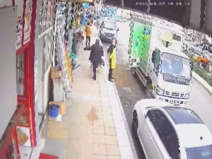 Kaldırımda Duran Hamile Köpeğe Tekme Attı