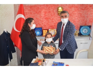 Evde Kalıp Kitap Okuyan Öğrenciler Çeyrek Altınla Ödüllendirildi