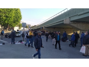 Sosyal Mesafeyi Hiçe Sayıp, Köprü Altında Açılan Tezgahlara Akın Ettiler