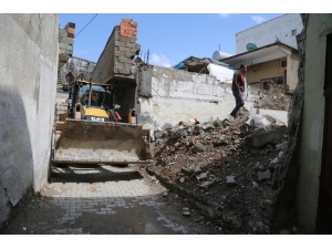 Cizre Belediyesi Yıkılan Metruk Binaların Molozlarını Kaldırıyor