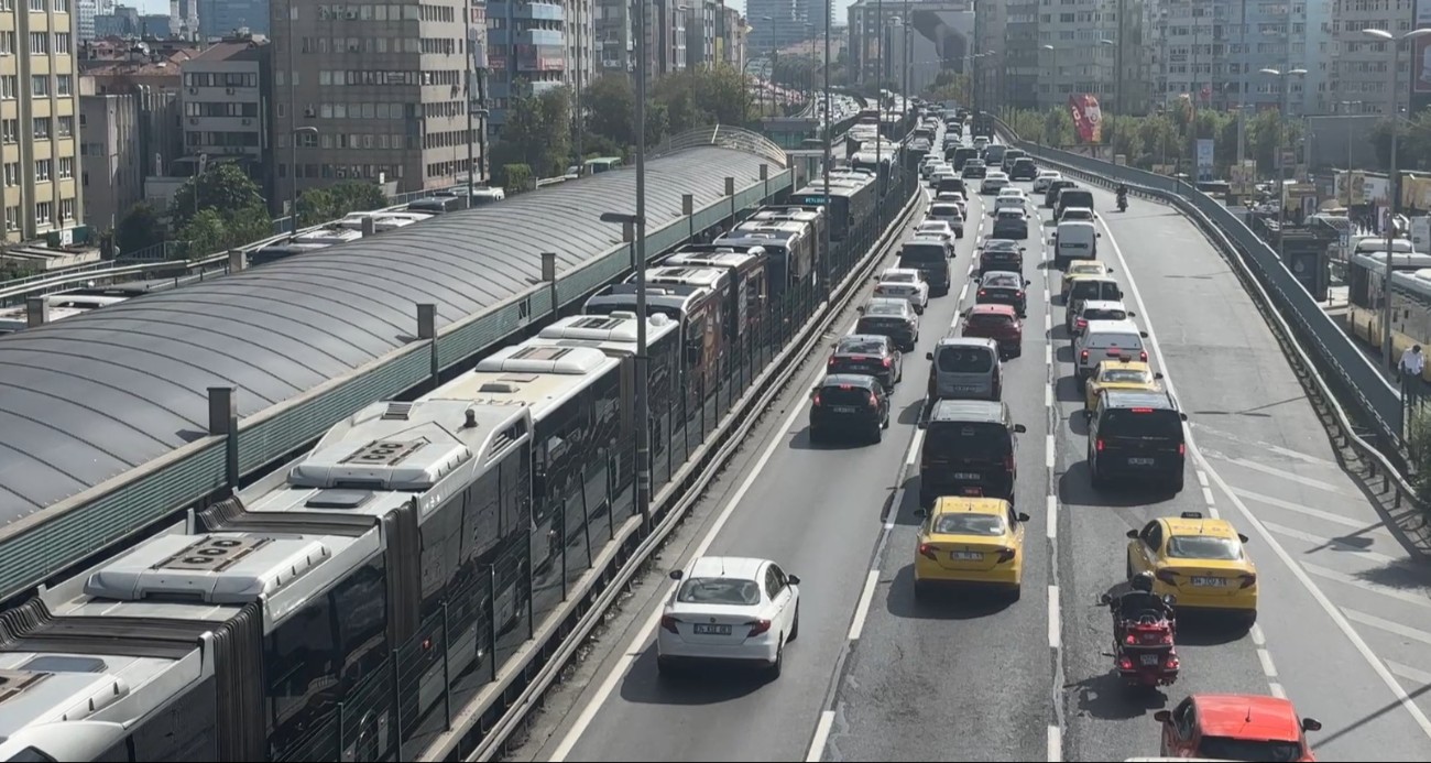 mecidiyekoy-de-arizalanan-metrobus-yogunluga-neden-oldu