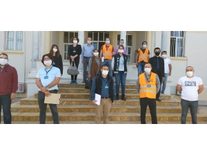 Kuşadası’nın Vefalı Öğretmenleri Yardım Dağıtıyor