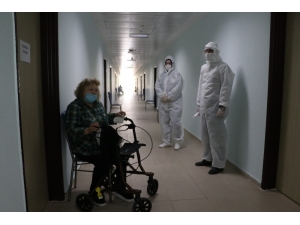 Otel Konforunda Karantinası Biten Yaşlı Teyze: "Meleklerin İçerisine Düştüm"