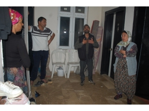 Eve Kapanan Komşusuna Yardım İstiyor