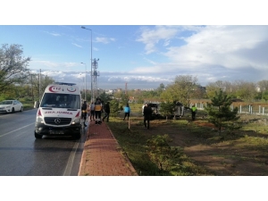 Otomobil Yan Yattı, Sürücü Yara Almadan Kurtuldu