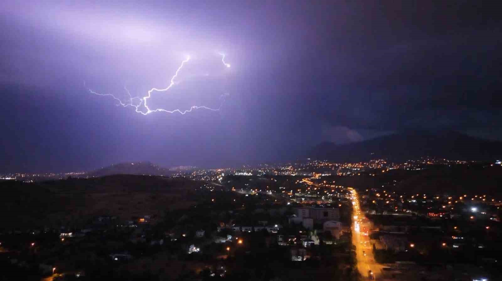 kayseri-de-geceyi-simsekler-aydinlatti