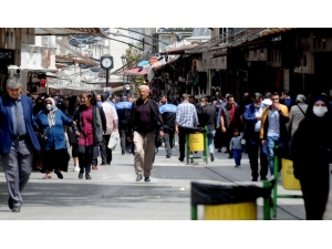 Gaziantep’te Parklar Boş, Çarşılar Tıklım Tıklım