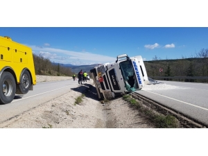 Yoldan Çıkan Tır Devrildi