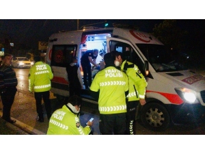 Kırmızı Işıkta Geçen Otomobil Sürücüsü Trafik Ekiplerine Çarptı: 4 Yaralı