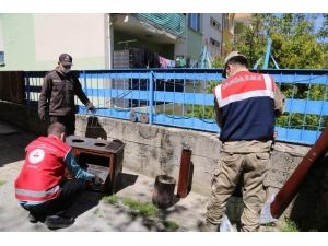 Vefa Ekibi, Emine Ninenin Sobasını Kaldırıp Temizledi