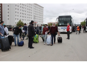 Karaman’da Karantina Süresi Dolan 483 Kişi Çam Fidanlarıyla Uğurlandı