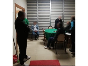 Sakarya’da Boş Bir Evi Kıraathaneye Çevirip Sosyal Mesafeyi Hiçe Sayarak Oyun Oynadılar