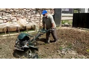 Köy İmamı, Evden Çıkamayan Yaşlı Adamın Bahçesini Sürdü