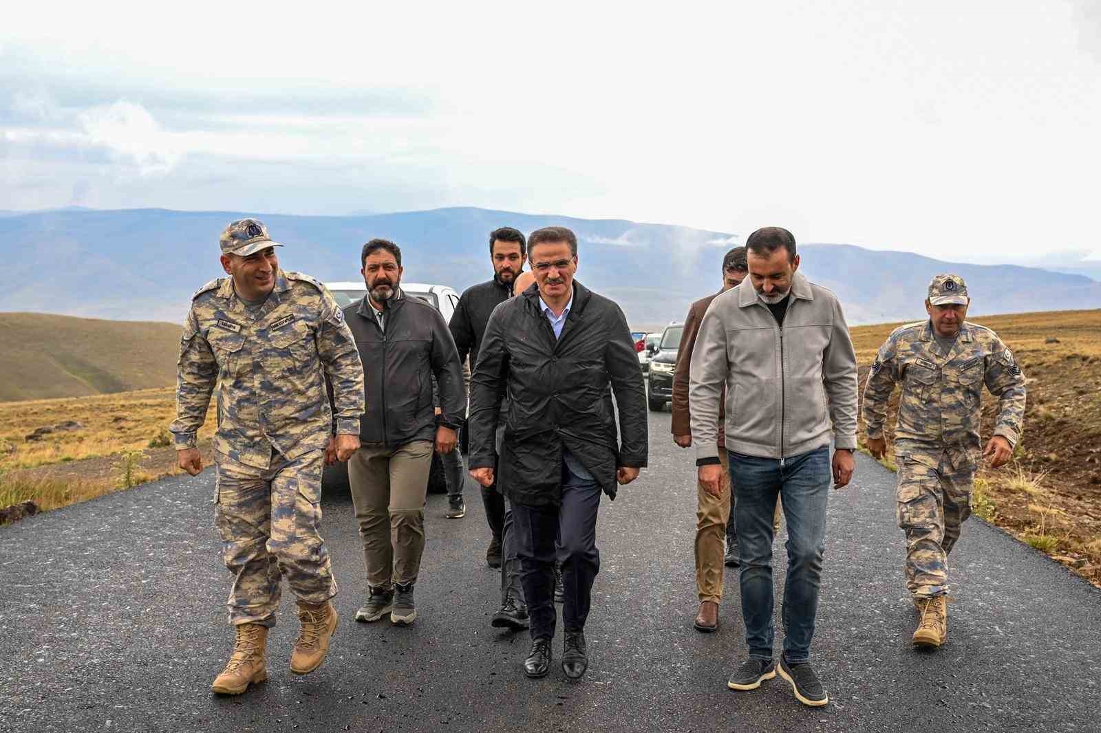 kargapazari-dagi-nda-hava-radar-mevzi-komutanligi-yolu-sicak-asfaltla-yenileniyor