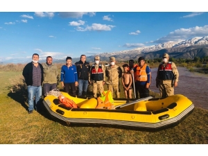 Nehrin Ortasındaki Adacıkta Mahsur Kalan Çocuk Botla Kurtarıldı