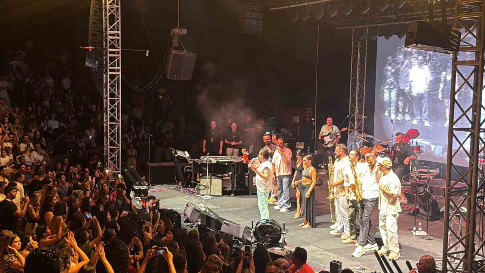 kenan-dogulu-marmaris-amfiteatr-da-devlesti
