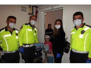 Evde Kalan Çocuklara Polis Amcalardan Ziyaret