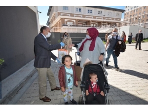 Karantinadaki Vatandaşlar Fidanlarla Uğurlandı