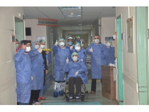 Korona Virüsünü 46 Günde Yenen 69 Yaşındaki Yaşlı Adam Alkışlarla Evine Uğurlandı