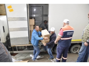 500 Koli Yardımı Kimi Maskeli, Kimi Maskesizler Taşındı