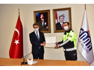 Vali Baruş’tan Başarılı Trafikçilere Teşekkür Belgesi