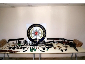 Hatay’da Aranan Kişilere Yönelik Operasyonda Çok Sayıda Silah Ele Geçirildi