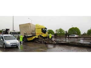 Kaza Yapan Tır Karadeniz Sahil Yolunu Trafiğe Kapattı