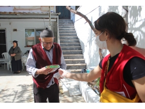 Kızılay Hafta Sonu Sokağa Çıkacak 65 Yaş Üstü Vatandaşlara Maske Dağıttı