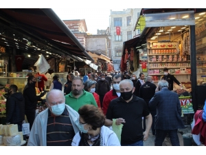 Sokağa Çıkma Kısıtlaması Öncesi Eminönü Meydan’da İnsan Yoğunluğu