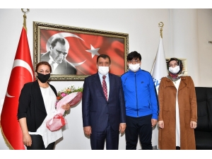 Anneme Mektup Yarışmasında Dereceye Girenlere Ödül