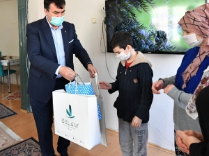 Osmangazi’de Yetim Çocuklara İftarlık Ve Hediye