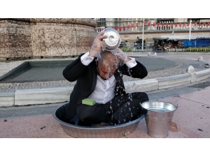Sanatçı Aydın Taksim’de Leğende Yıkandı