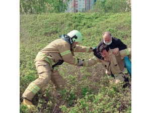 Dikenli Otlar Arasında Mahsur Kalan Adamı İtfaiye Sırtında Taşıyarak Kurtardı