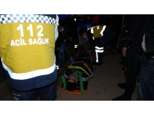 Otomobil Aydınlatma Direğine Çarptı: 3 Yaralı