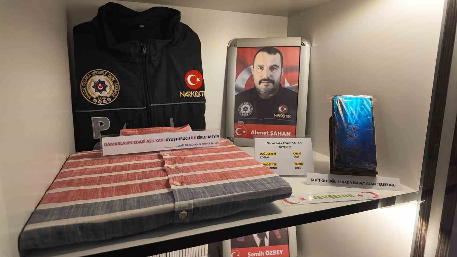 sehit-polis-memurunun-sacma-isabet-eden-telefonu-muzede-gorenleri-duygulandiriyor