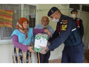 Jandarma Ekipleri Yine Yaşlıların Yüzünü Güldürdü