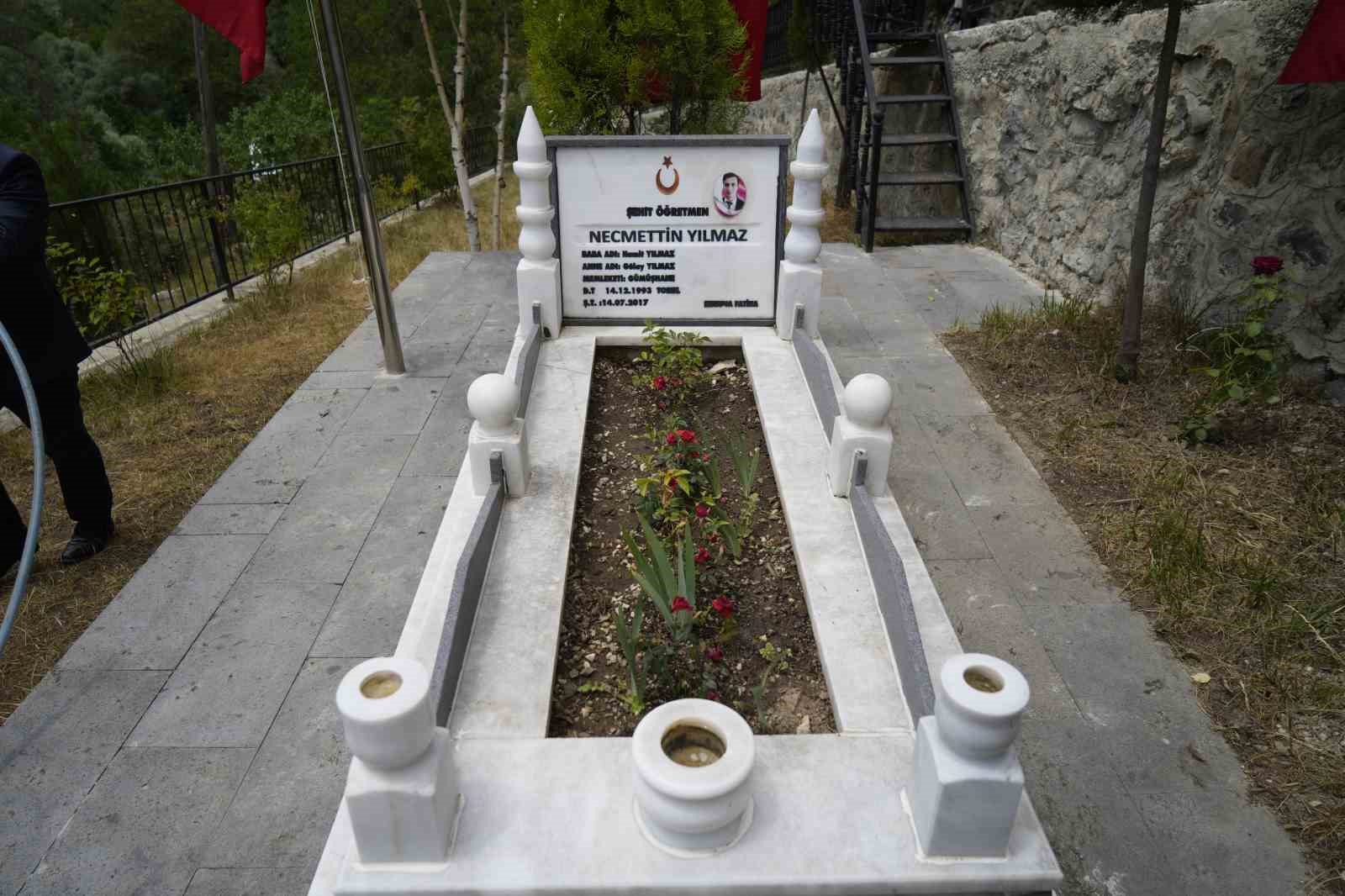 sehit-ogretmen-necmettin-yilmaz-sehadetinin-9-yilinda-kabri-basinda-anildi