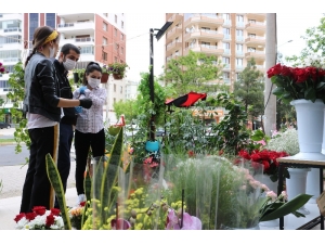 Sokağa Çıkma Kısıtlamasından Muaf Tutulan Çiçekçiler Anneler Günü’ne Hazır