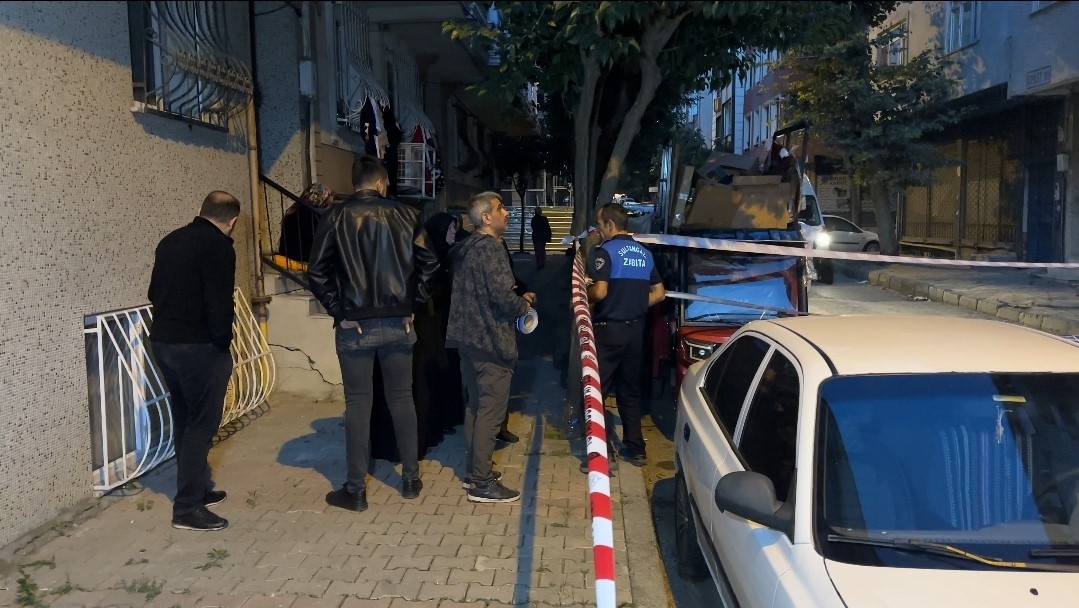 sultangazi-de-duvarlarinda-catlaklar-olusan-iki-apartman-tedbiren-tahliye-edildi