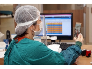 Korona Virüs Tedavisi Gören Hemşire, Alkışlarla Tekrar Görevine Başladı