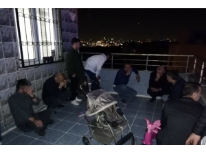 Kumar Oynarken Basıldılar, Çatıya Çıkıp Kaçmaya Çalışırken Yakalandılar