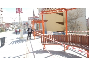 Hakkari’de Banklara Şerit Çekildi