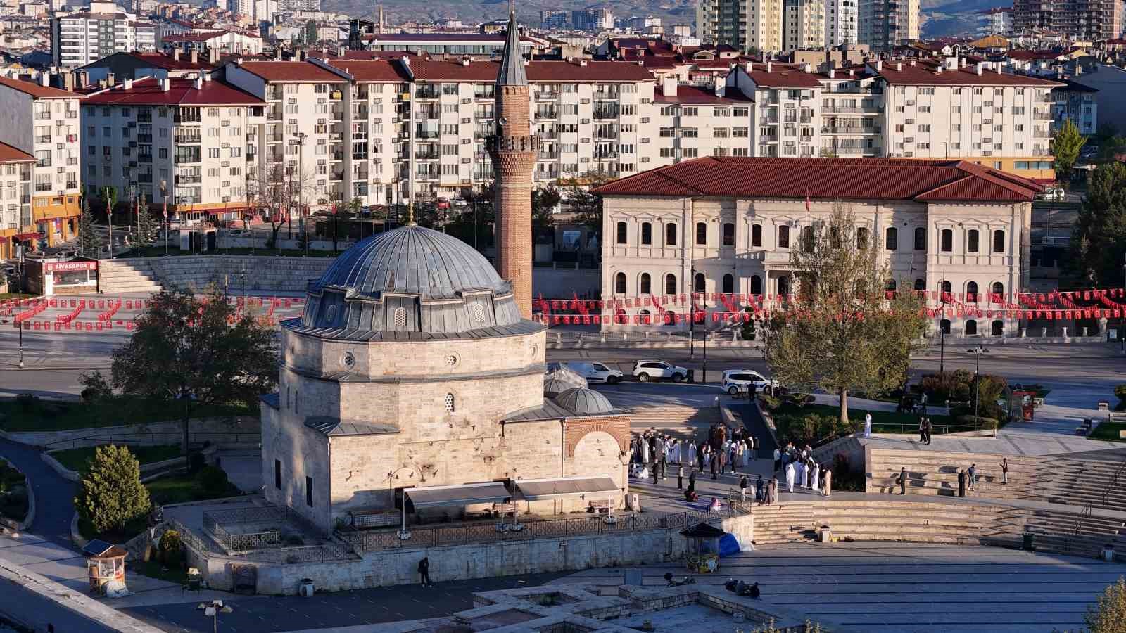 yoresel-kiyafetleriyle-tarihi-camide-bayram-namazi-kildilar