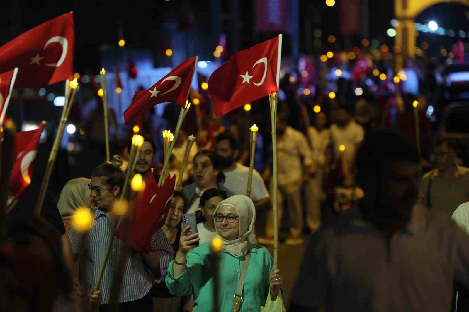 zafer-bayrami-nda-izmit-sokaklari-fener-alayiyla-aydinlandi