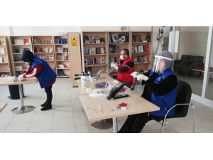 Gençlik Merkezleri Korunaklı Maske Üretimini Sürdürüyor
