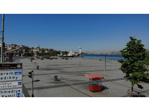 (Drone) Sokağa Çıkma Kısıtlaması Sonrası Boş Kalan Üsküdar Meydanı Havadan Görüntülendi